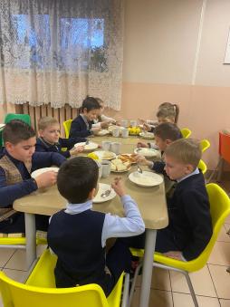 Председатели родительских комитетов классов посетили завтрак в школьной столовой 07.02.2026, проверили, как кормят наших ребят и как организовано питание, также гостям было предложено позавтракать по "школьному", на пробу им была предложена запеканка. Гости остались довольны школьным
завтраком и его качеством.